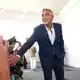 Clooney in Venedig, wie gewohnt von Fotografen umringt. - Bild: Scott A Garfitt/Invision/dpa