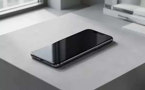 Ein modernes Smartphone liegt auf einer hellen, strukturierten Oberfläche in einem minimalistischen Studio. - Foto: über boerse-global.de