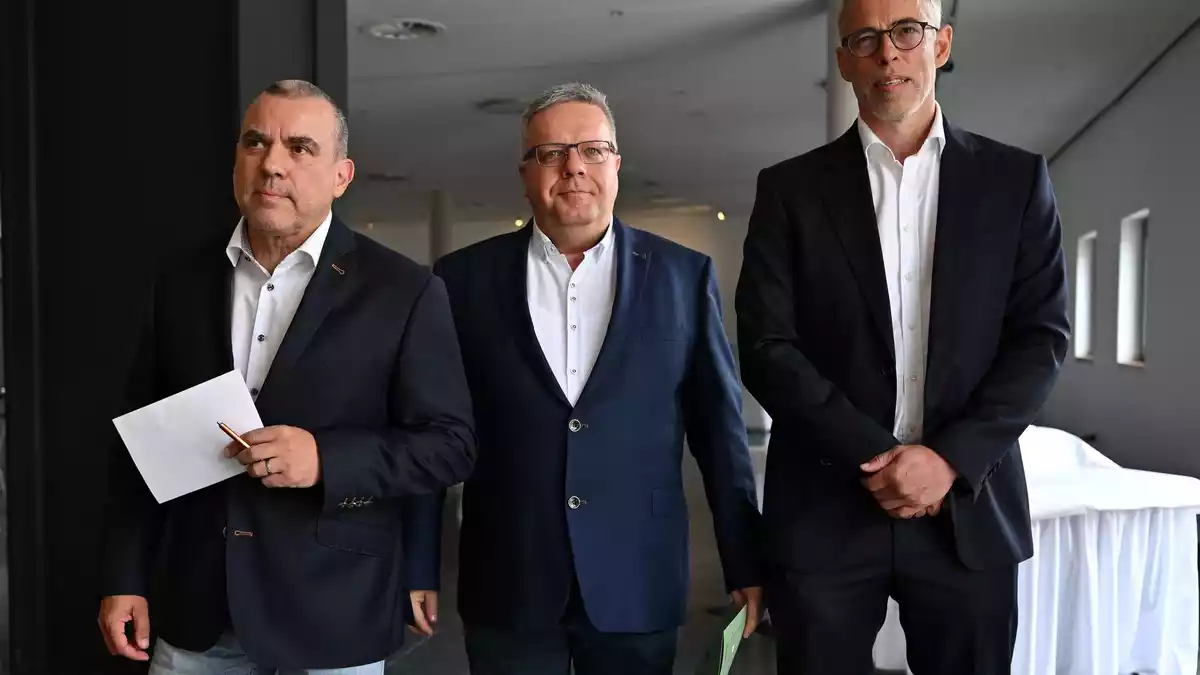 Die drei Abgeordneten Stefan Wogawa, Dirk Hoffmeister und Roberto Kobelt haben nach eigenen Angaben eine neue Partei gegründet. - Bild: Martin Schutt/dpa