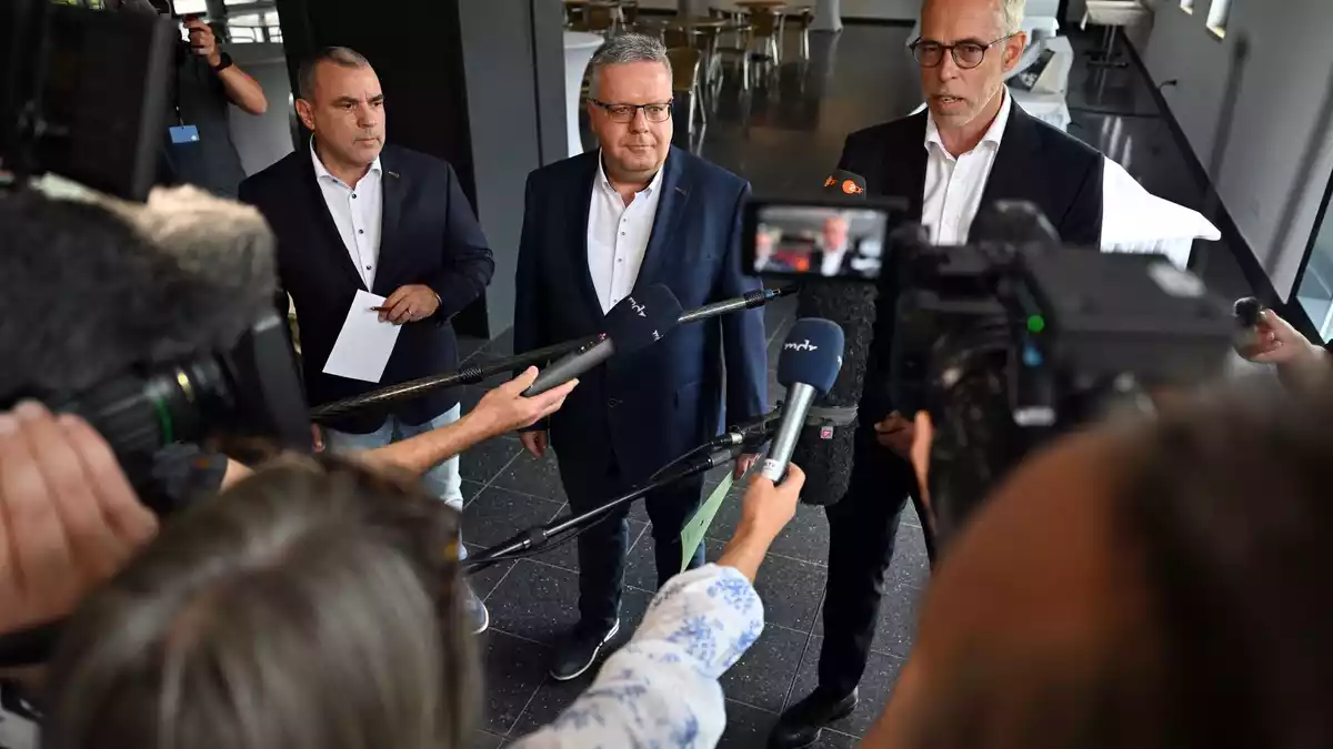 Die BSW-Fraktion im Thüringer Landtag verliert drei Abgeordnete. - Bild: Martin Schutt/dpa