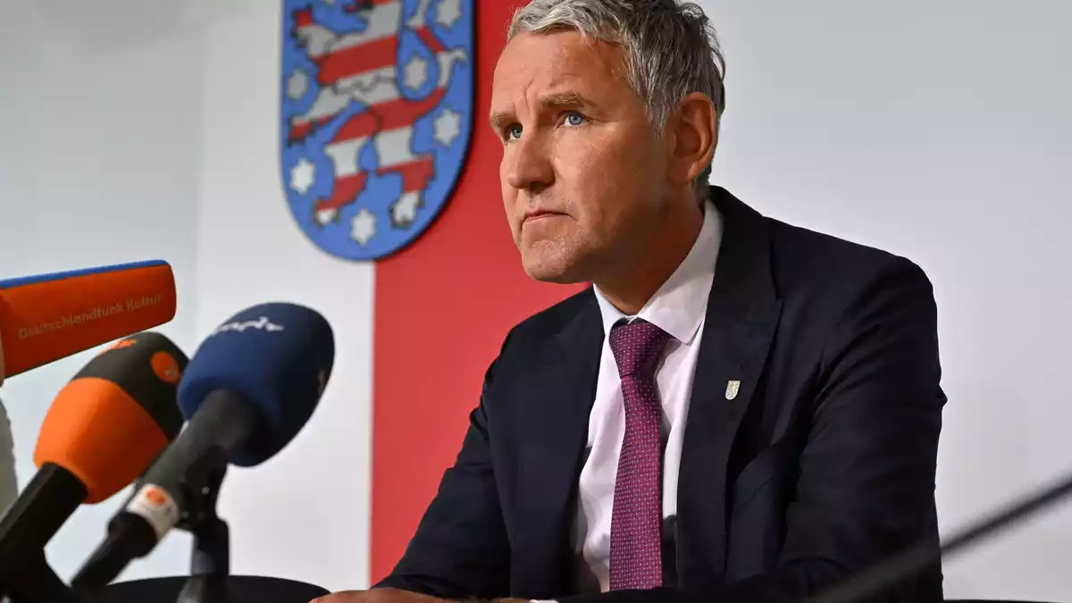 Thüringens AfD-Fraktionschef Björn Höcke will mit seiner Fraktion einen Antrag auf Auflösung des Landtags stellen. Dafür ist jedoch eine Zweidrittelmehrheit nötig. - Bild: Martin Schutt/dpa