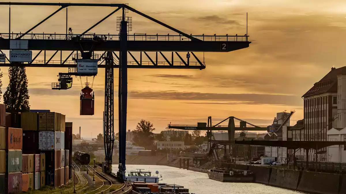 Die Aussichten für die deutsche Wirtschaft hellen sich auf. (Archivbild) - Bild: Andreas Arnold/dpa