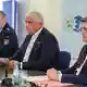 In einer Pressekonferenz berichten Michael Esser, Leitender Kriminaldirektor der Polizei Köln (Mitte) und Ulrich Bremer, Oberstaatsanwalt der Staatsanwaltschaft Köln (rechts) über den Stand der Ermittlungen.  - Bild: Christoph Reichwein/dpa