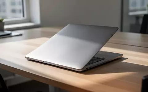 Ein geschlossener, hochwertiger Laptop auf einem minimalistischen Schreibtisch in einer hellen Büroumgebung. - Foto: über boerse-global.de
