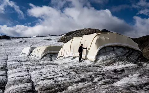 Schafswolle als Schmelzschutz: Mit Decken sind Bereiche des Tsanfleurongletschers im Schweizer Kanton Wallis abgedeckt. - Foto: Jean-Christophe Bott/KEYSTONE/dpa