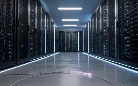Ein moderner Serverraum mit blau beleuchteten Server-Racks, die eine professionelle IT-Infrastruktur darstellen. - Foto: über boerse-global.de