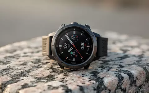 Eine hochwertige Sport-GPS-Uhr liegt auf einer grauen Granitoberfläche bei natürlichem Licht. - Foto: über boerse-global.de