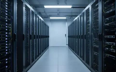 Modernes Server-Rechenzentrum mit blauer Beleuchtung und geordneten Serverschränken. - Foto: über boerse-global.de