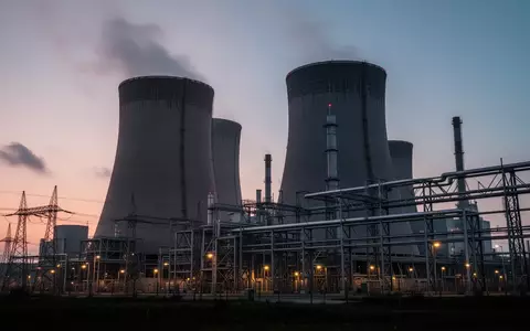 Ein modernes Gaskraftwerk mit Kühltürmen in der Dämmerung als Symbol für die deutsche Energieinfrastruktur. - Foto: über boerse-global.de