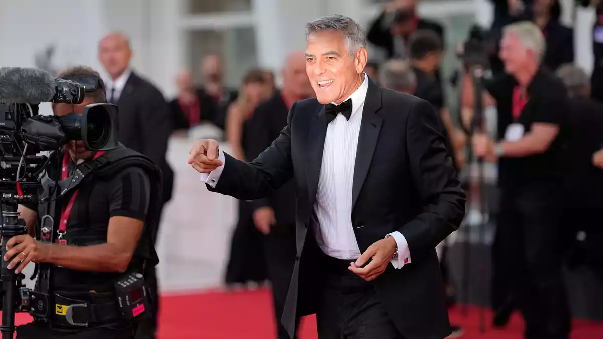 George Clooney präsentierte schon diverse seiner Filme in Venedig. - Bild: Alessandra Tarantino/Invision/AP/dpa
