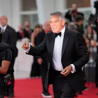 George Clooney präsentierte schon diverse seiner Filme in Venedig. - Foto: Alessandra Tarantino/Invision/AP/dpa