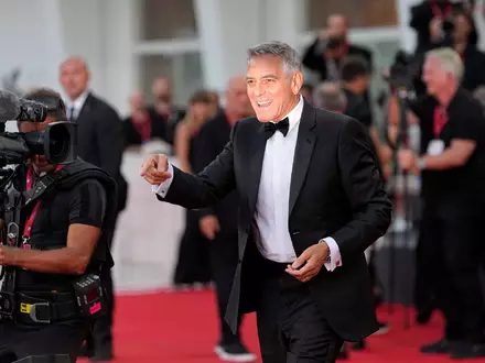 George Clooney präsentierte schon diverse seiner Filme in Venedig. - Foto: Alessandra Tarantino/Invision/AP/dpa
