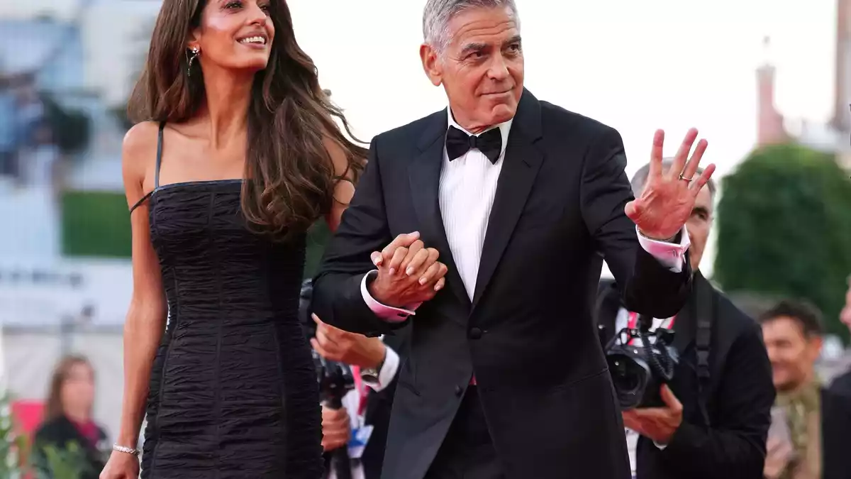 Amal und George Clooney sind oft gesehene Gäste beim Filmfest Venedig. - Bild: Scott A Garfitt/Invision/AP/dpa