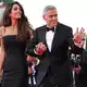 Amal und George Clooney sind oft gesehene Gäste beim Filmfest Venedig. - Bild: Scott A Garfitt/Invision/AP/dpa