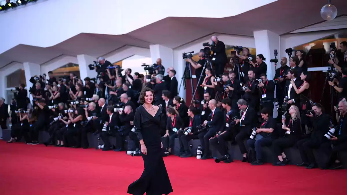 Maggie Gyllenhaal vor der Eröffnung. - Bild: Alessandra Tarantino/Invision/AP/dpa