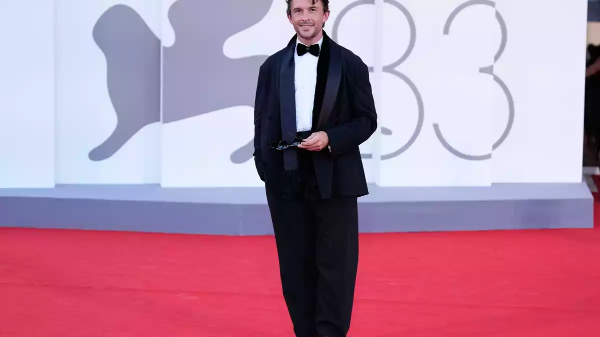 Nach Clooney wurde auch er zum «Sexiest Man Alive» gekürt: Jonathan Bailey. - Bild: Alessandra Tarantino/Invision/AP/dpa