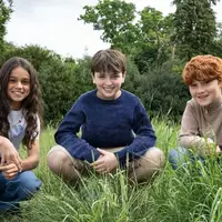 Arabella Stanton (l-r), Dominic McLaughlin und Alastair Stout spielen in der neuen HBO-Serie Hermine Granger, Harry Potter und Ron Weasley. - Foto: Aidan Monaghan/HBO/AP/dpa