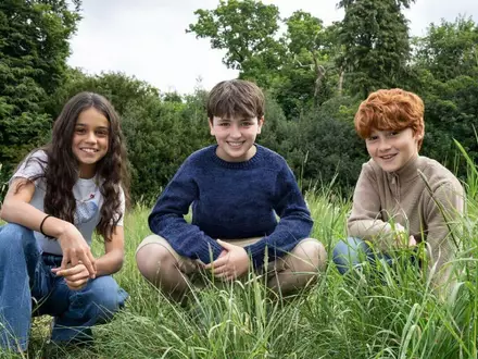 Arabella Stanton (l-r), Dominic McLaughlin und Alastair Stout spielen in der neuen HBO-Serie Hermine Granger, Harry Potter und Ron Weasley. - Foto: Aidan Monaghan/HBO/AP/dpa