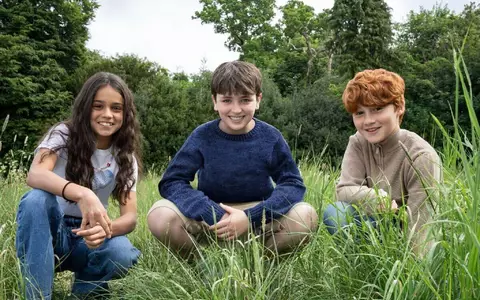 Arabella Stanton (l-r), Dominic McLaughlin und Alastair Stout spielen in der neuen HBO-Serie Hermine Granger, Harry Potter und Ron Weasley. - Foto: Aidan Monaghan/HBO/AP/dpa