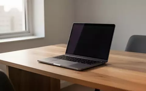 Ein moderner, minimalistischer Arbeitsplatz mit einem Laptop auf einem Holztisch bei natürlichem Tageslicht. - Foto: über boerse-global.de