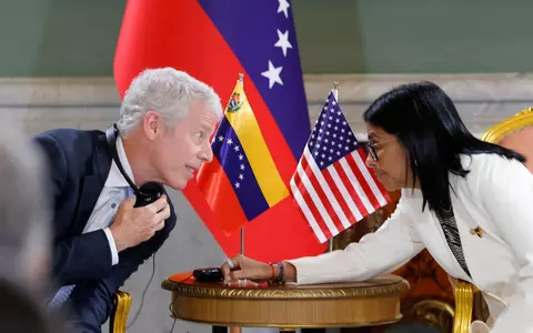 Durch die Öldeals erwartet US-Energieminister Chris Wright nach eigener Aussage Frieden, Freiheit und Wohlstand für Venezuela. - Foto: Pedro Mattey/AP/dpa