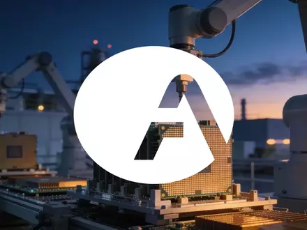 Moderne Halbleiter-Produktionsanlage bei Dämmerung, die technologische Innovation und Investitionen symbolisiert. - Foto: über boerse-global.de