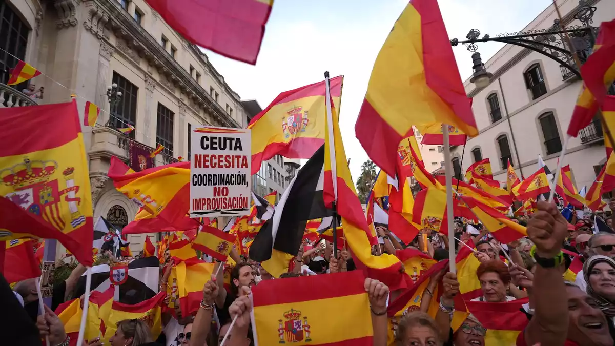 In Spaniens Nordafrika-Exklave Ceuta demonstrierten Tausende für eine Rückkehr zur Normalität und zum Verbleib bei Spanien. - Bild: Francis González/AP/dpa