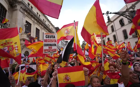In Spaniens Nordafrika-Exklave Ceuta demonstrierten Tausende für eine Rückkehr zur Normalität und zum Verbleib bei Spanien. - Foto: Francis González/AP/dpa