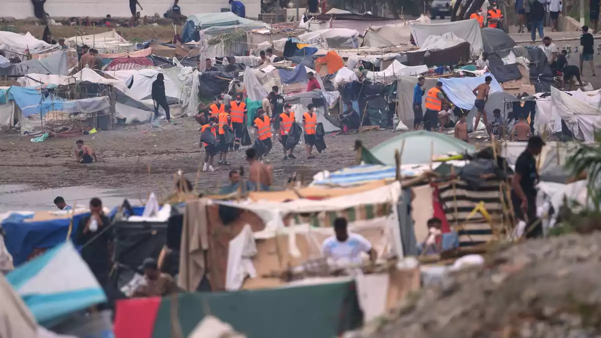 In Ceuta harren seit mehr als einem Monat rund 5.000 Migranten in der Hoffnung auf ein besseres Leben in Spanien aus.  - Bild: Francis González/AP/dpa