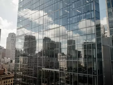 Moderne Glasfassade eines Bürogebäudes in einem Finanzviertel bei Tageslicht. - Foto: über boerse-global.de