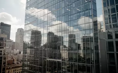 Moderne Glasfassade eines Bürogebäudes in einem Finanzviertel bei Tageslicht. - Foto: über boerse-global.de