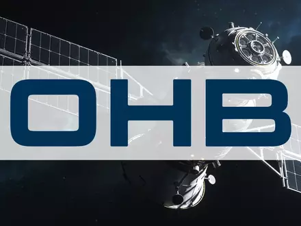 Ein hochmoderner Satellit schwebt im tiefen Weltraum vor einem atmosphärischen kosmischen Hintergrund. - Foto: über boerse-global.de
