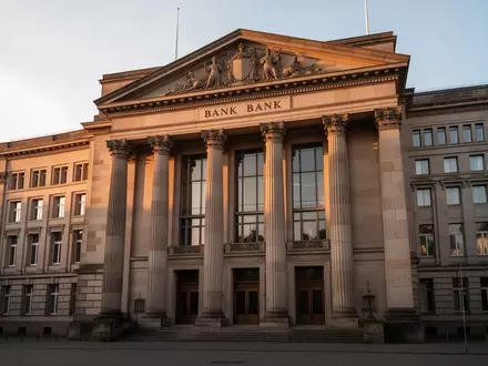 Ein historisches Bankgebäude in Frankfurt im goldenen Licht der Abendsonne. - Foto: über boerse-global.de