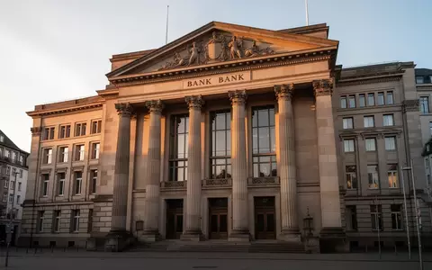 Ein historisches Bankgebäude in Frankfurt im goldenen Licht der Abendsonne. - Foto: über boerse-global.de