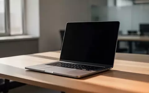 Ein moderner, aufgeräumter Arbeitsplatz mit einem Laptop auf einem Holztisch bei natürlichem Tageslicht. - Foto: über boerse-global.de