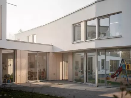 Modernes Kindertagesstättengebäude in einer ruhigen Umgebung bei Tageslicht - Foto: über boerse-global.de