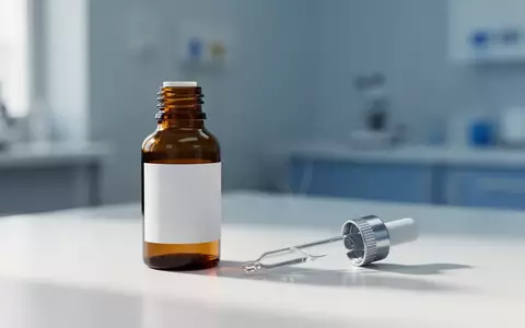 Eine bernsteinfarbene Medizinflasche mit Pipette auf einer sterilen Laboroberfläche vor neutralem, unscharfem Hintergrund. - Foto: über boerse-global.de