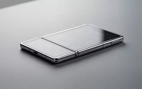 Ein ultradünnes, zusammengeklapptes Smartphone-Modell liegt auf einer matten, grauen Oberfläche in einer minimalistischen Studio-Umgebung. - Foto: über boerse-global.de