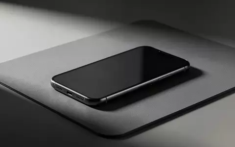 Ein minimalistisches Smartphone auf einer matten Oberfläche im Studio-Licht. - Foto: über boerse-global.de