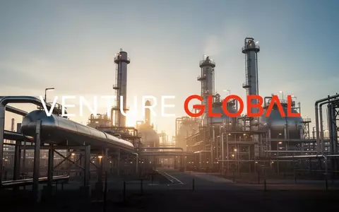 Moderne industrielle Infrastruktur einer Energieanlage bei Sonnenuntergang als Symbol für Investition und Wachstum. - Foto: über boerse-global.de