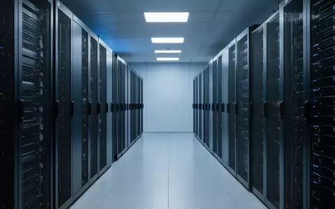Modernes Rechenzentrum mit in Reihen angeordneten, dunklen Server-Schränken in einer minimalistischen Umgebung. - Foto: über boerse-global.de