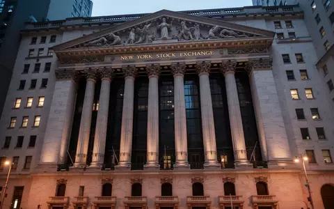 Die Fassade der New York Stock Exchange im Dämmerlicht mit Fokus auf die neoklassizistische Architektur. - Foto: über boerse-global.de