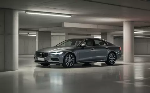 Ein moderner Dienstwagen steht in einem minimalistischen, hell beleuchteten Parkhaus. - Foto: über boerse-global.de