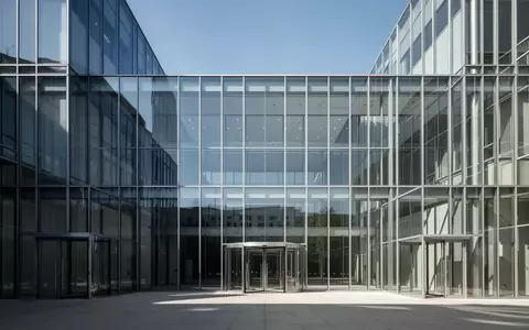 Modernes Glas- und Stahlgebäude eines europäischen Gerichtsgebäudes bei Tageslicht. - Foto: über boerse-global.de