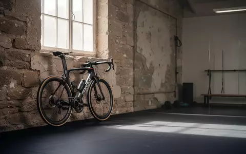 Ein Rennrad lehnt an einer Wand in einem leeren Trainingsraum, symbolisch für die Suche nach körperlicher Auslastung. - Foto: über boerse-global.de