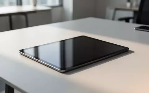 Ein modernes Tablet liegt auf einem hellen Schreibtisch in einem minimalistisch eingerichteten Büro bei natürlichem Licht. - Foto: über boerse-global.de