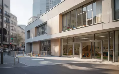 Modernes, leeres Kita-Gebäude in einem urbanen Umfeld bei Tageslicht. - Foto: über boerse-global.de