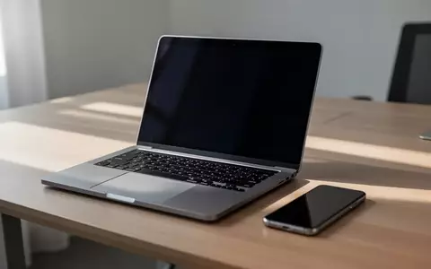 Ein moderner, aufgeräumter Schreibtisch mit einem Laptop und einem Smartphone in natürlichem Licht. - Foto: über boerse-global.de