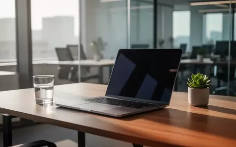 Ein moderner, minimalistischer Büroarbeitsplatz mit einem aufgeklappten Laptop auf einem Schreibtisch aus Holz. - Foto: über boerse-global.de