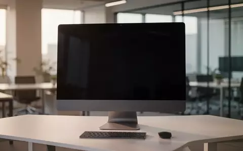 Ein moderner, minimalistischer Arbeitsplatz mit einem ausgeschalteten Desktop-Computer in einem hellen Büro. - Foto: über boerse-global.de